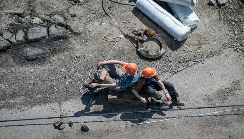 Collaborateurs de chantier dans l'attente du coordinateur de travaux